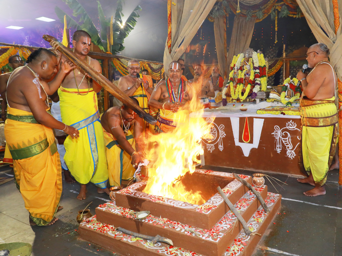  CM KCR Performs Pooja at Grand Inauguration of Yadadri Temple Photo Gallery - Sakshi27