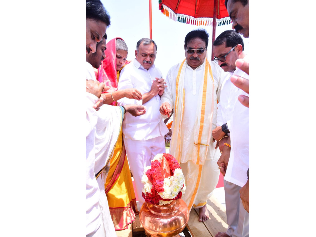  CM KCR Performs Pooja at Grand Inauguration of Yadadri Temple Photo Gallery - Sakshi4