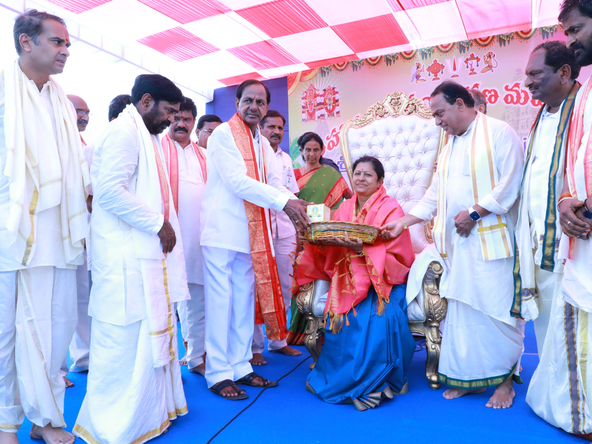  CM KCR Performs Pooja at Grand Inauguration of Yadadri Temple Photo Gallery - Sakshi5