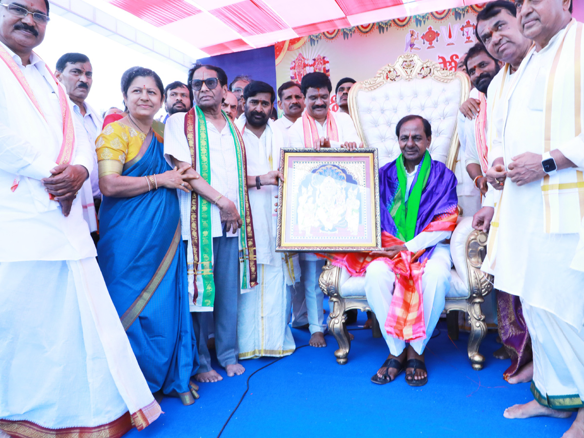  CM KCR Performs Pooja at Grand Inauguration of Yadadri Temple Photo Gallery - Sakshi7