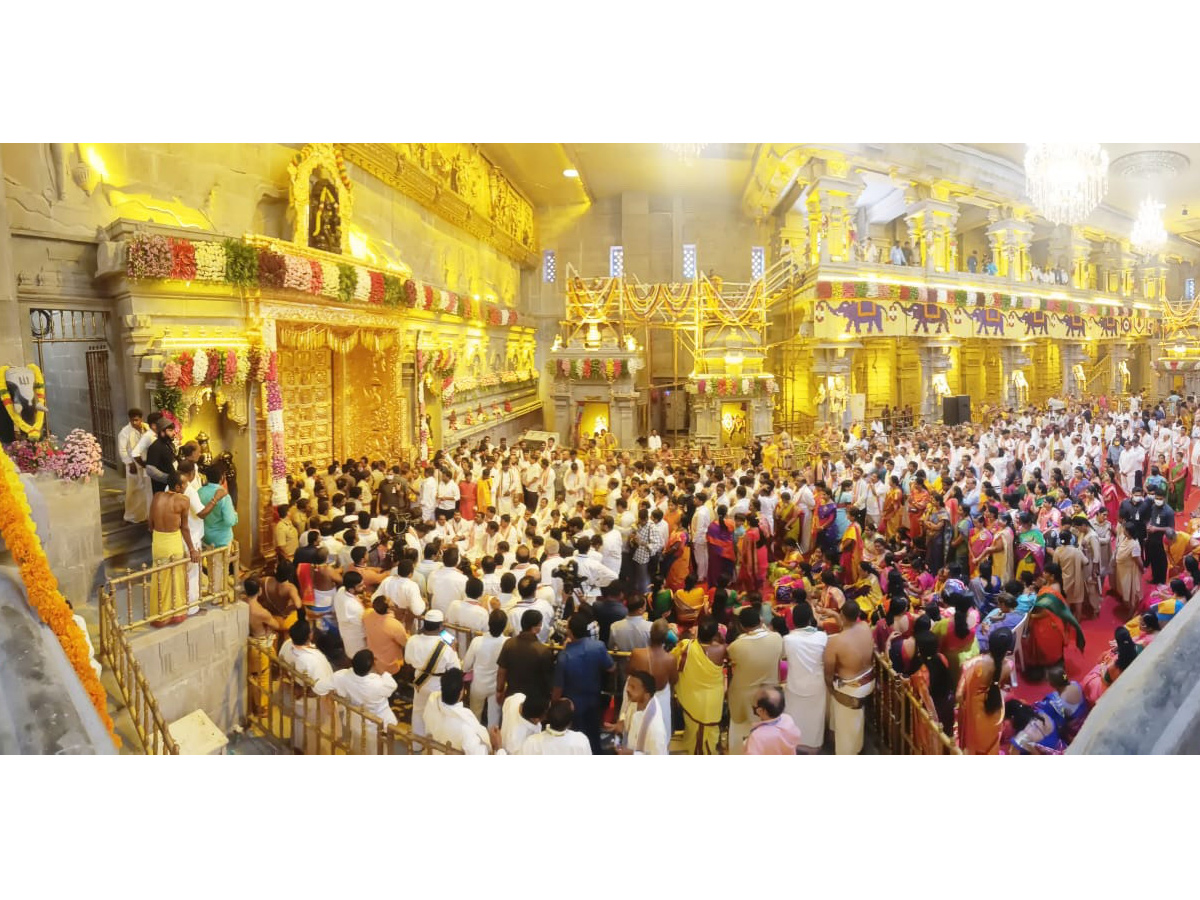  CM KCR Performs Pooja at Grand Inauguration of Yadadri Temple Photo Gallery - Sakshi10