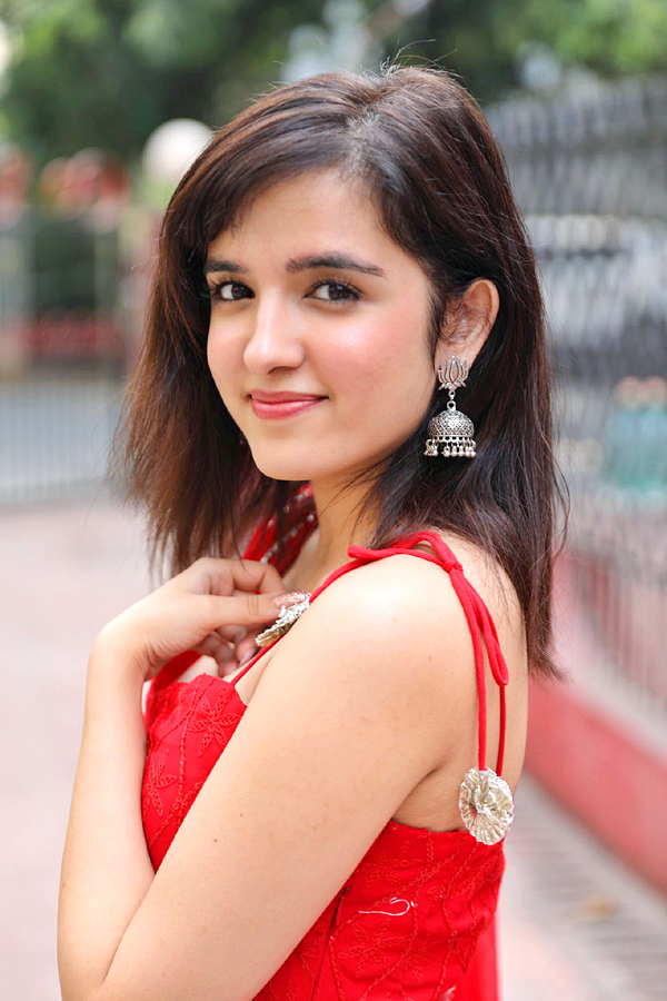 Shirley Setia HD Photos - Sakshi16