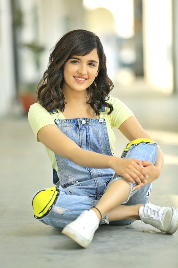 Shirley Setia HD Photos - Sakshi18