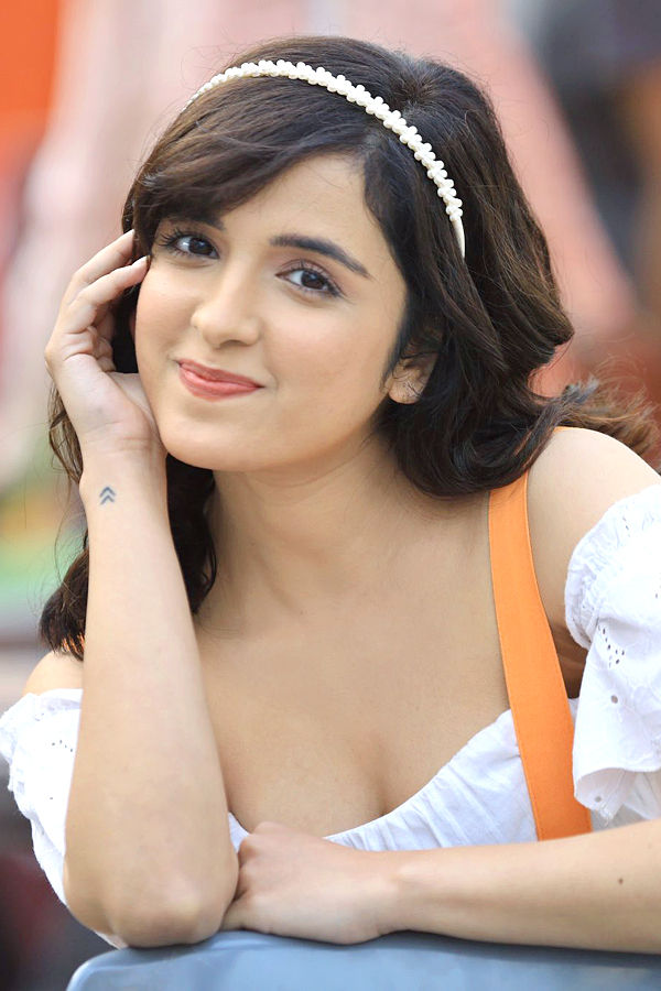 Shirley Setia HD Photos - Sakshi4