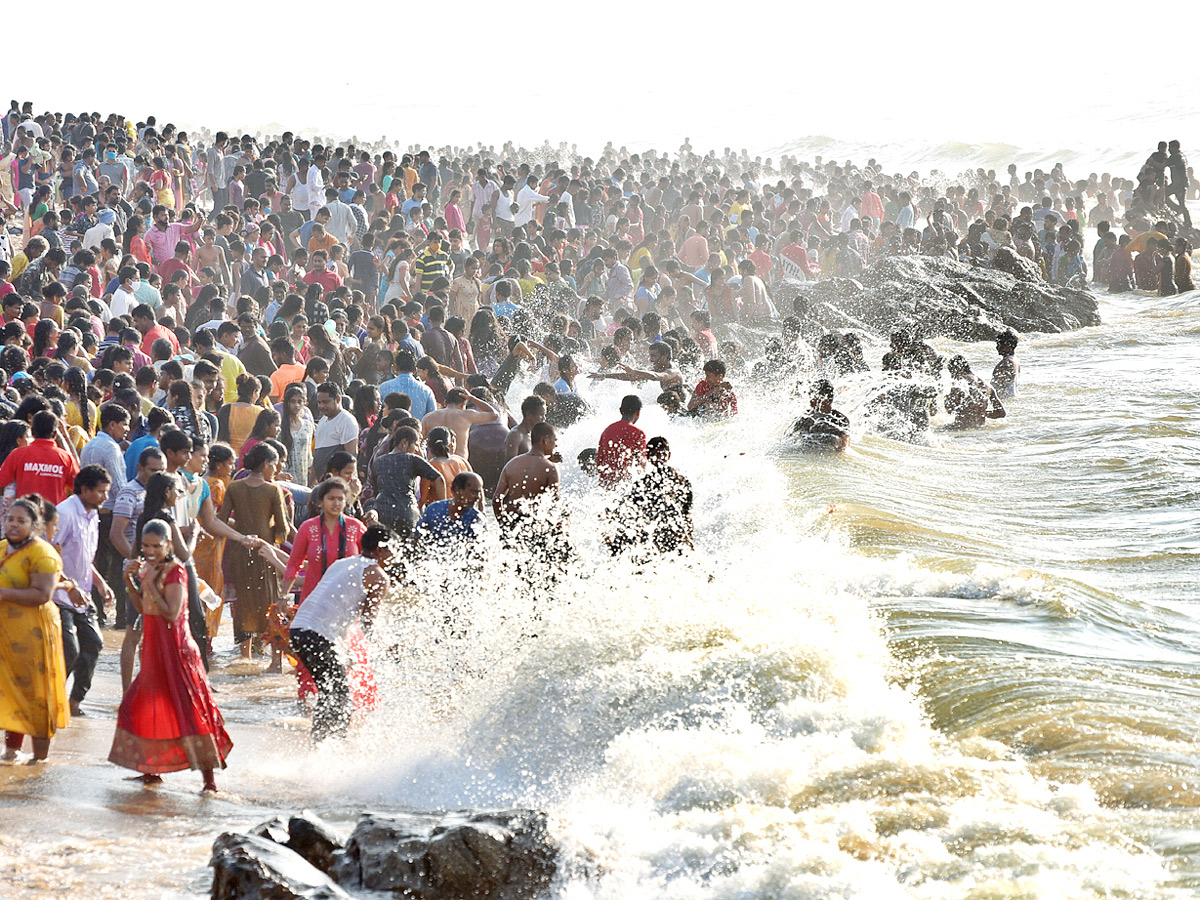 Maha Shivaratri 2022 Visakhapatnam Beach  - Sakshi2