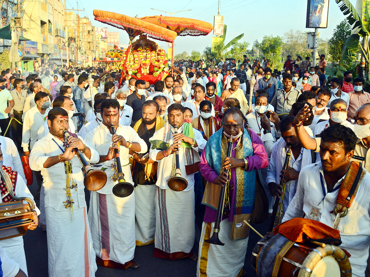 Maha Shivratri Ratha Yatra in Vijayawada Photos - Sakshi19