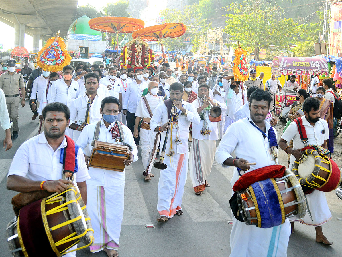 Maha Shivratri Ratha Yatra in Vijayawada Photos - Sakshi21