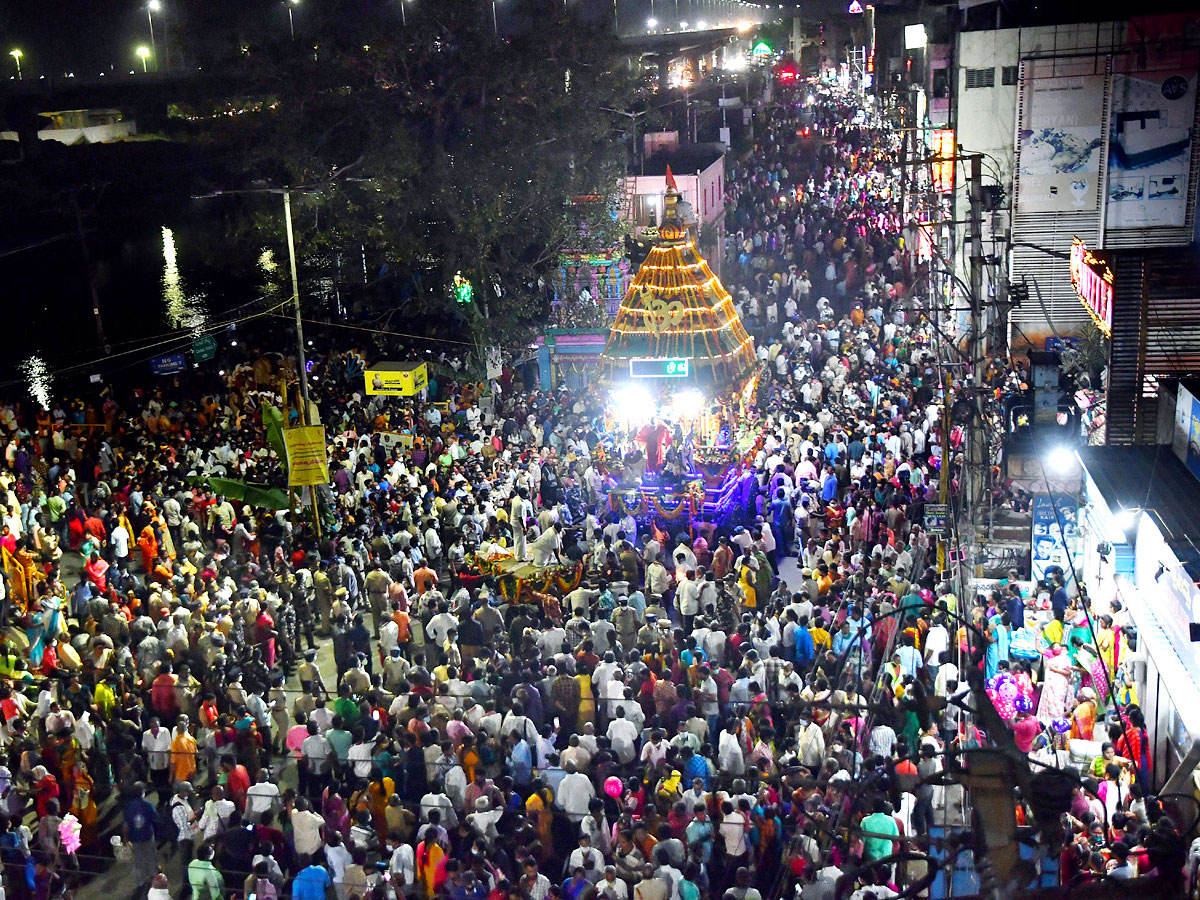 Maha Shivratri Ratha Yatra in Vijayawada Photos - Sakshi6