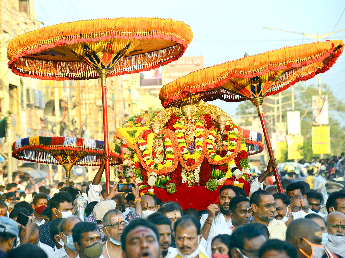 Maha Shivratri Ratha Yatra in Vijayawada Photos - Sakshi8