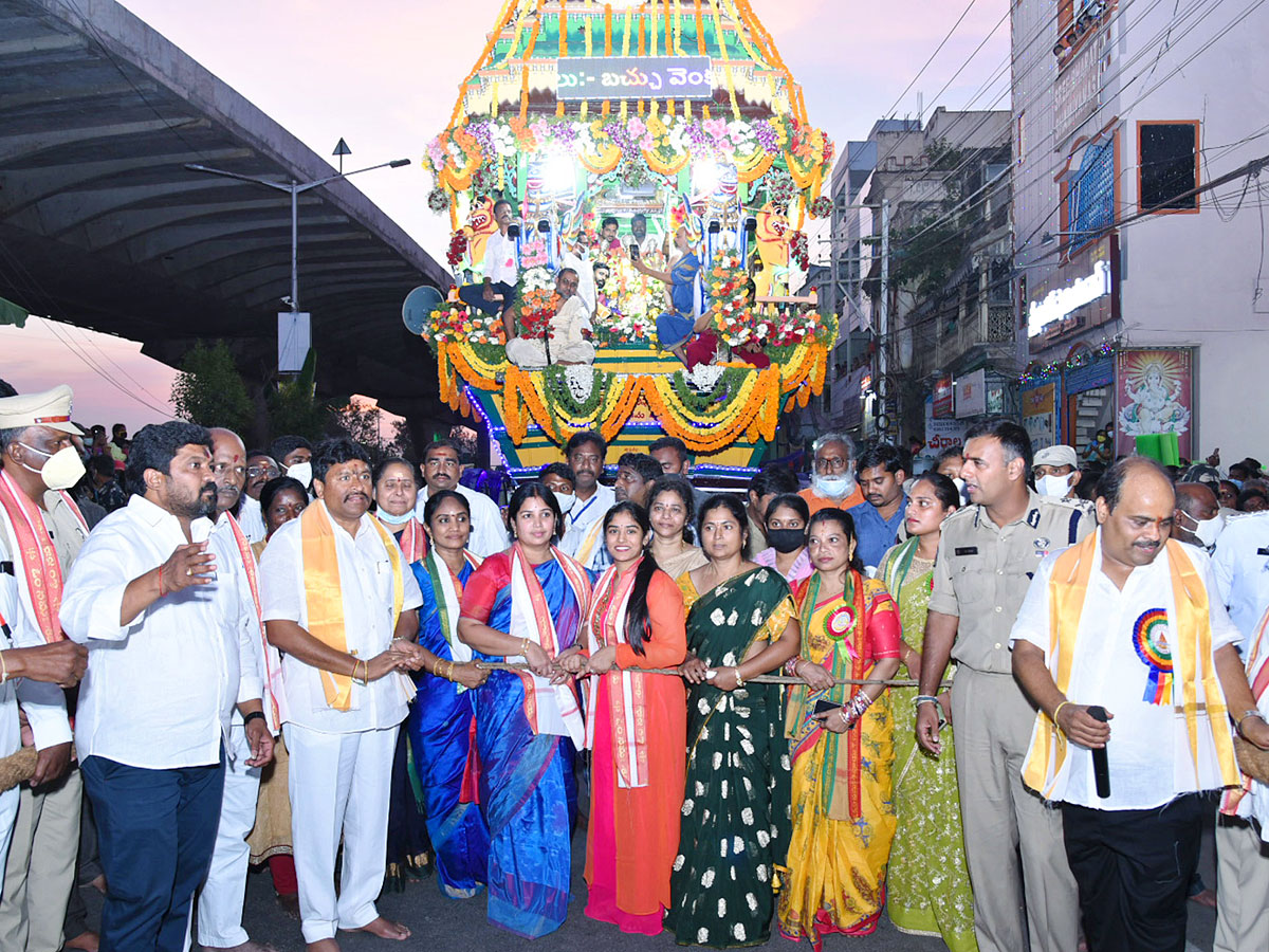 Maha Shivratri Ratha Yatra in Vijayawada Photos - Sakshi9