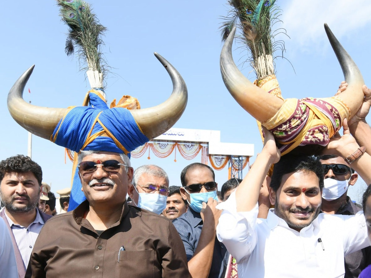 CM YS Jagan Union Minister Gajendra Singh Shekawat Visit to Polavaram Photo Gallery - Sakshi15