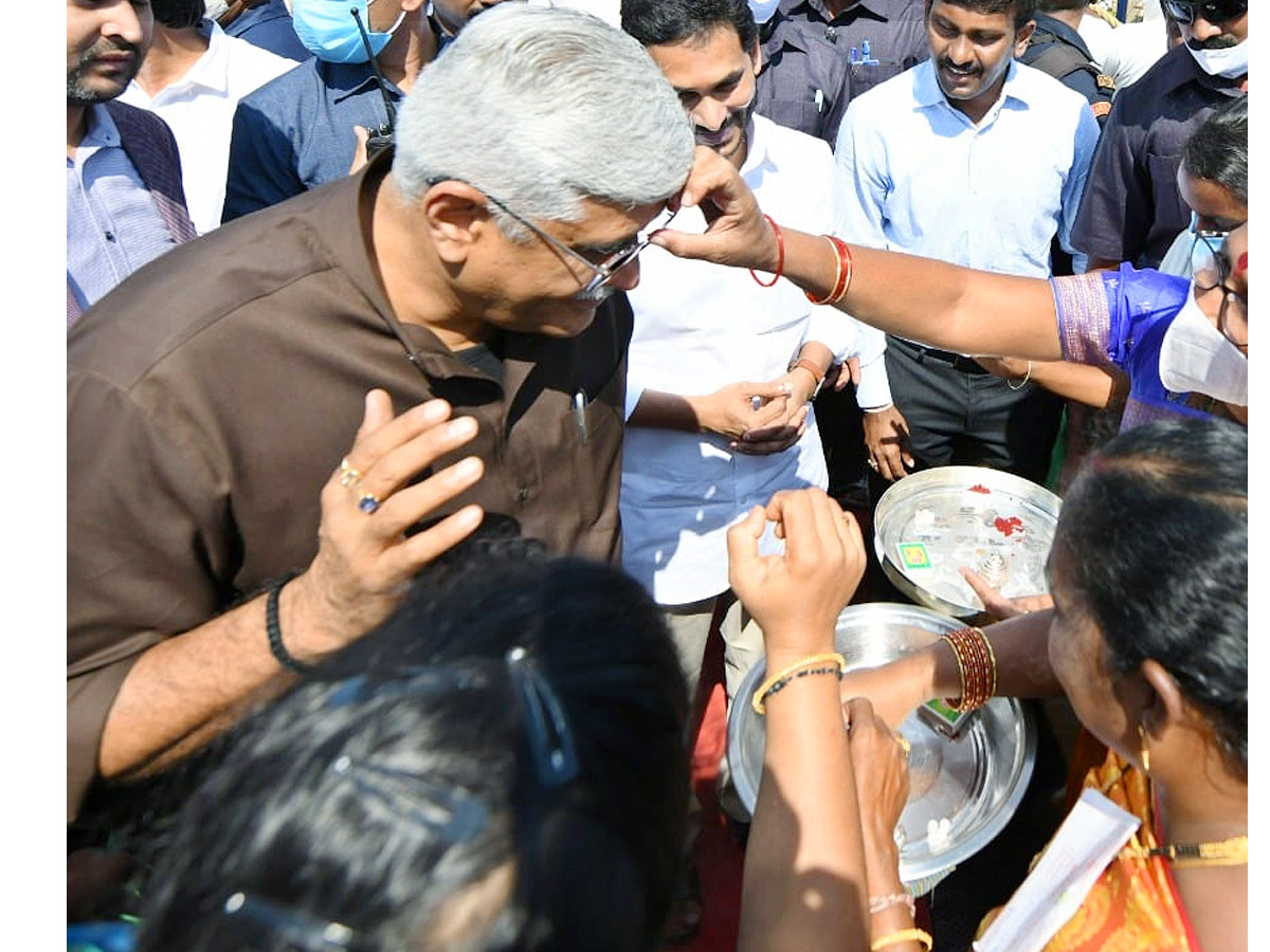 CM YS Jagan Union Minister Gajendra Singh Shekawat Visit to Polavaram Photo Gallery - Sakshi16