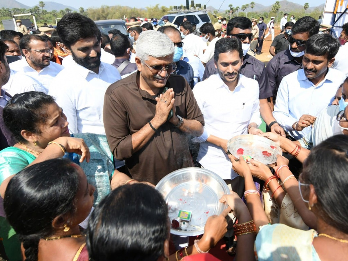 CM YS Jagan Union Minister Gajendra Singh Shekawat Visit to Polavaram Photo Gallery - Sakshi17