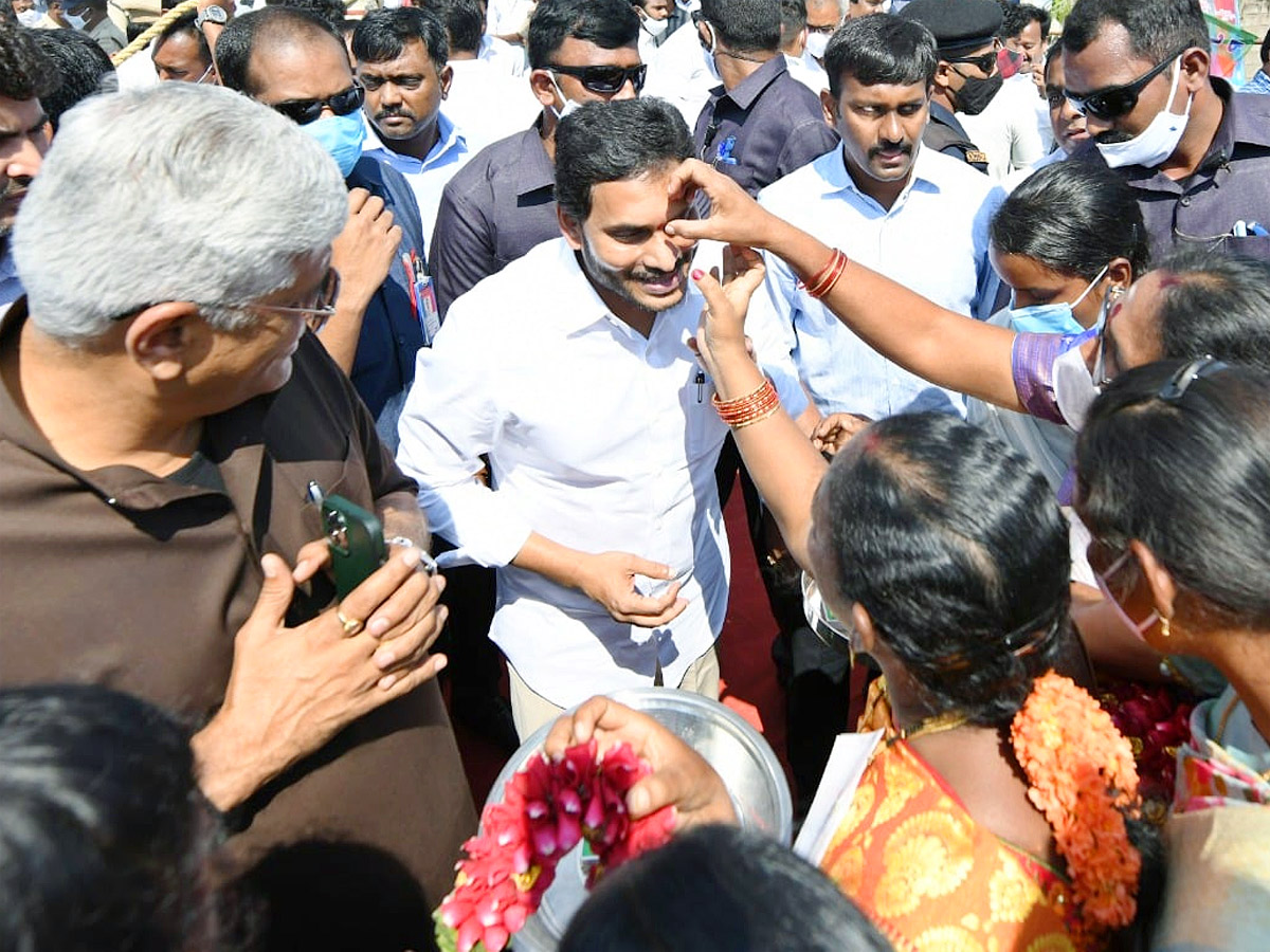 CM YS Jagan Union Minister Gajendra Singh Shekawat Visit to Polavaram Photo Gallery - Sakshi18