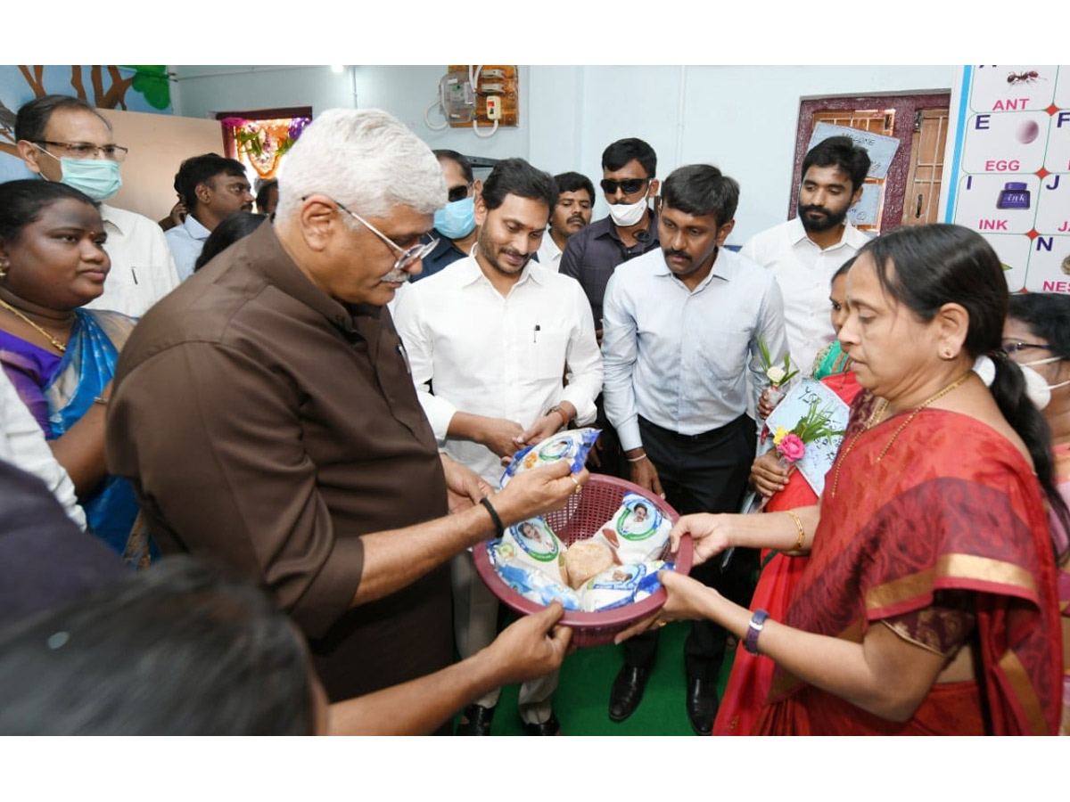 CM YS Jagan Union Minister Gajendra Singh Shekawat Visit to Polavaram Photo Gallery - Sakshi21