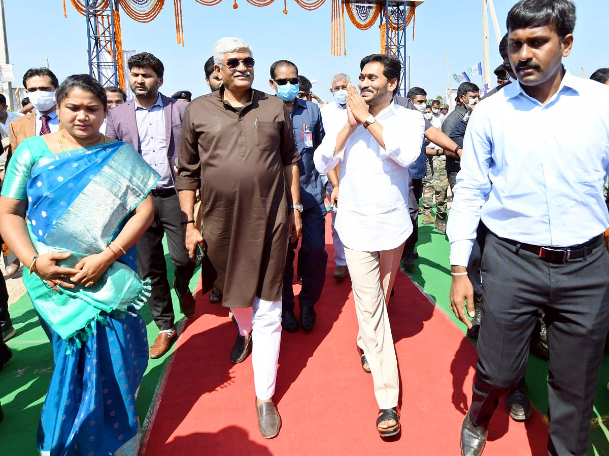 CM YS Jagan Union Minister Gajendra Singh Shekawat Visit to Polavaram Photo Gallery - Sakshi1