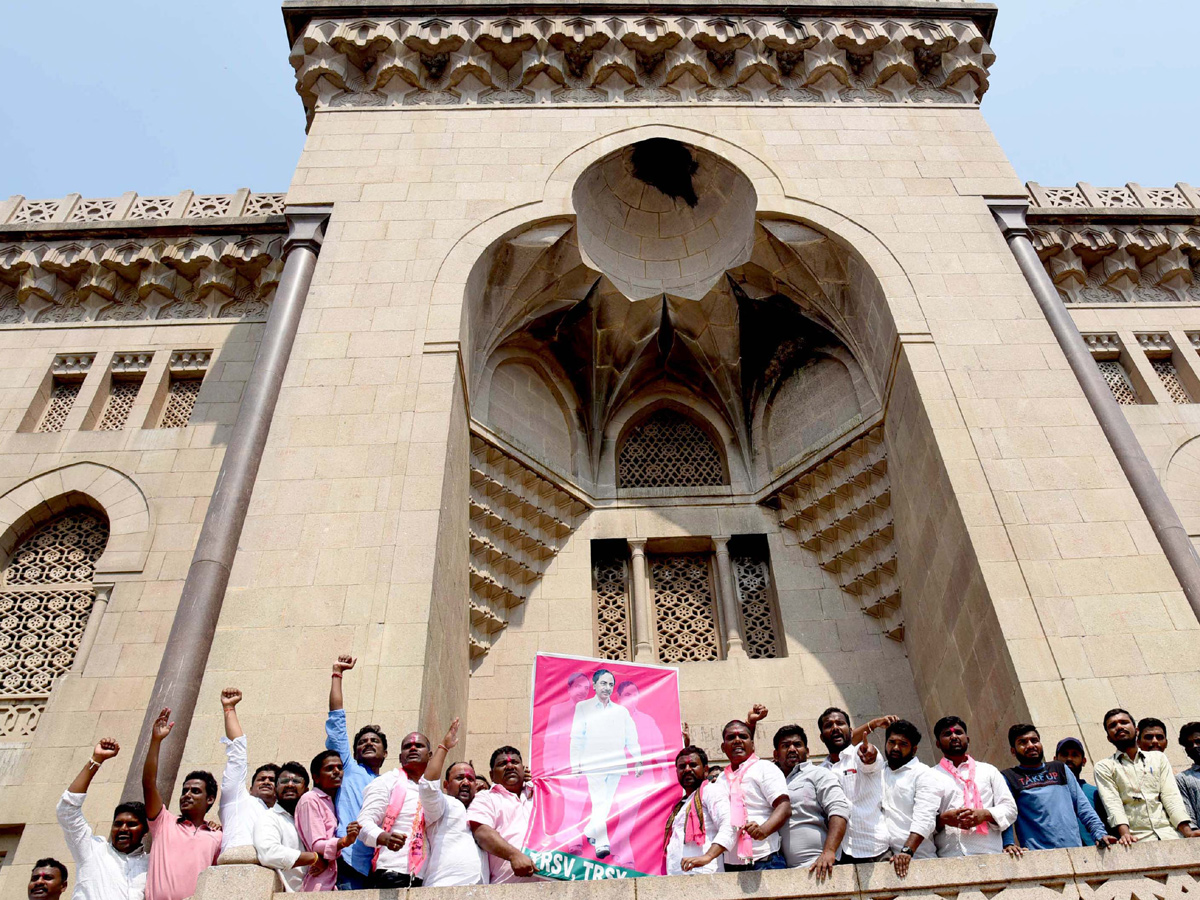 Telangana Students Celebrations After KCR Announcement on Jobs Notification Photo Gallery - Sakshi4