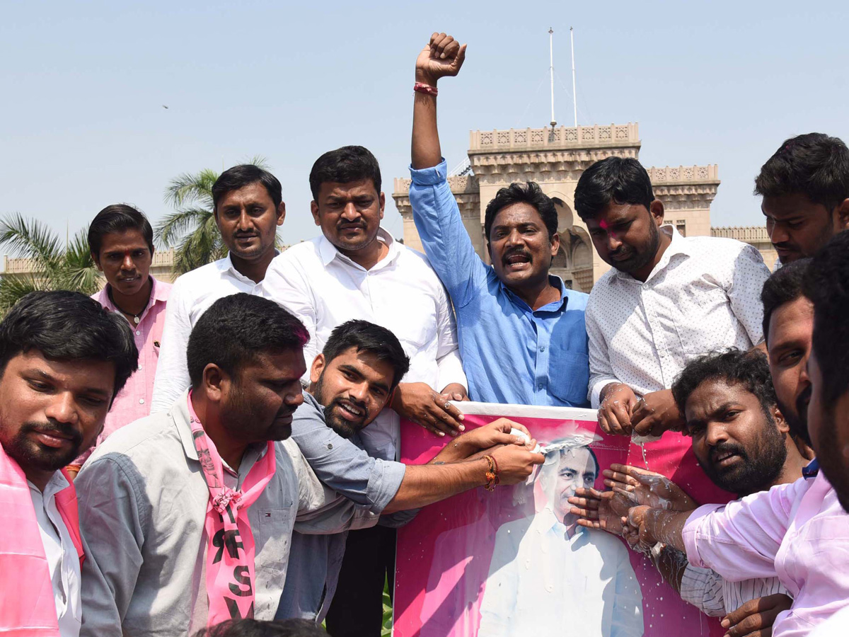 Telangana Students Celebrations After KCR Announcement on Jobs Notification Photo Gallery - Sakshi6