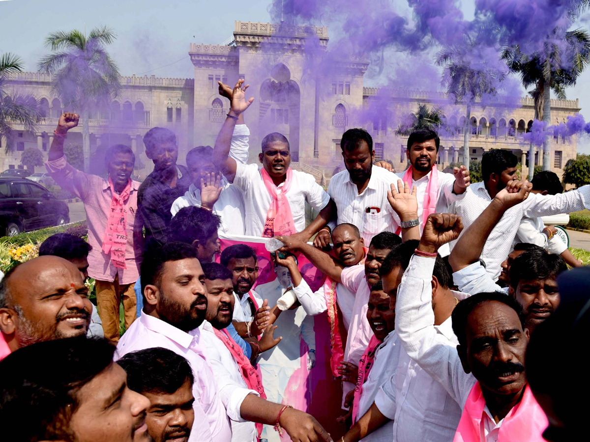 Telangana Students Celebrations After KCR Announcement on Jobs Notification Photo Gallery - Sakshi2