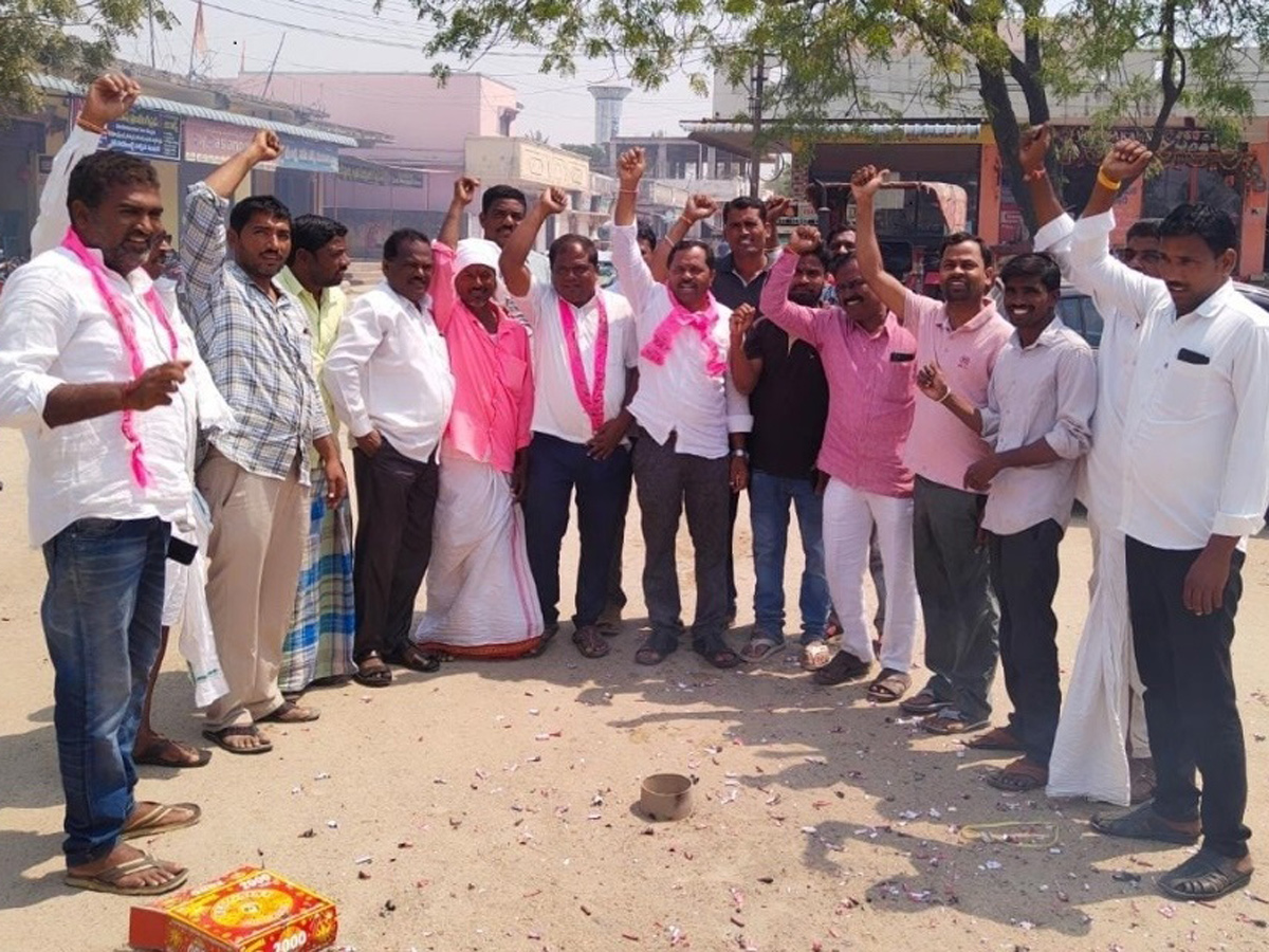 Telangana Students Celebrations After KCR Announcement on Jobs Notification Photo Gallery - Sakshi10