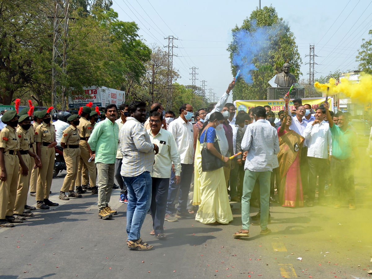 Telangana Students Celebrations After KCR Announcement on Jobs Notification Photo Gallery - Sakshi1