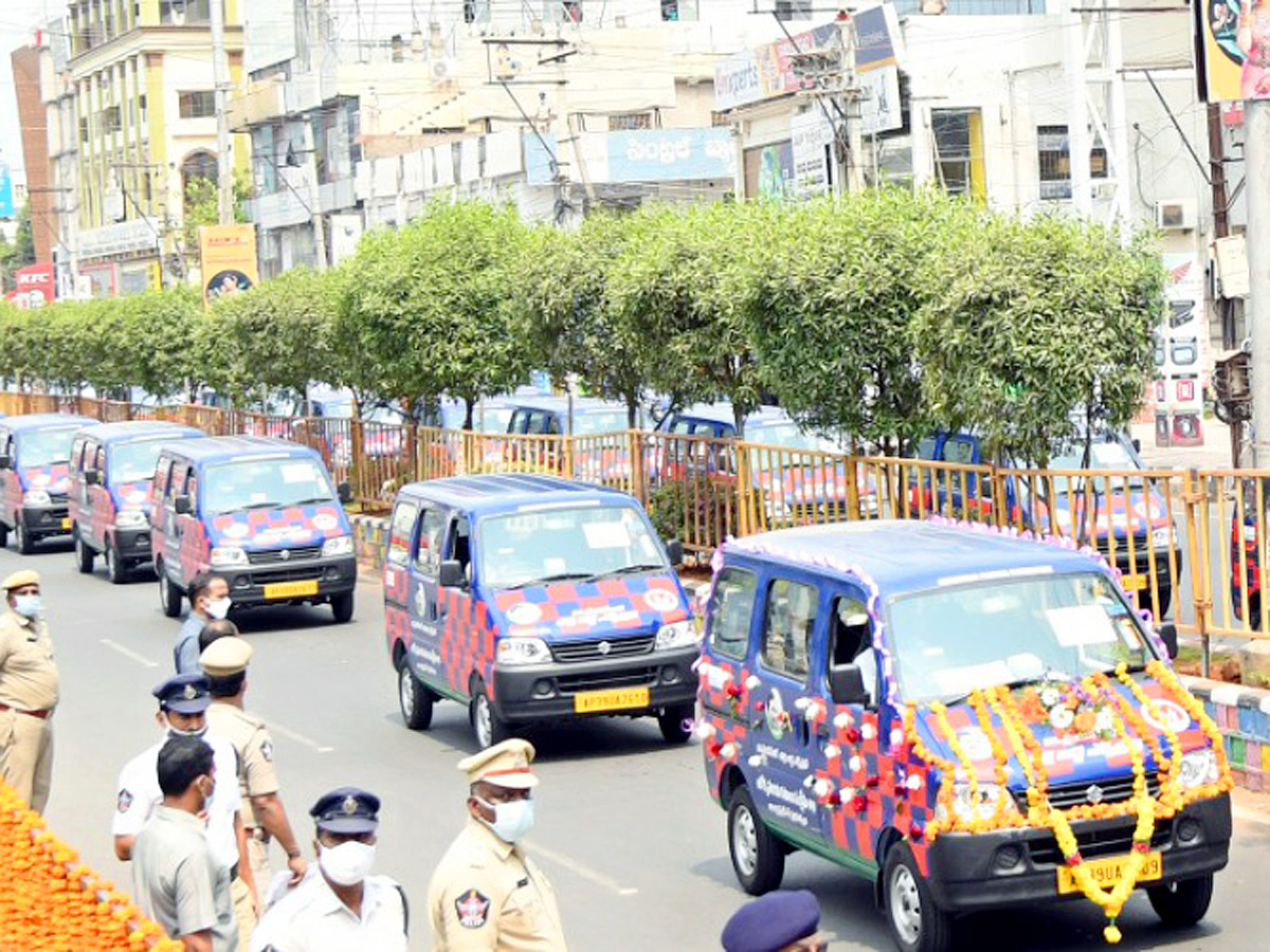 CM YS Jagan Launches Dr YSR Talli Bidda Express Vehicles in Vijayawada - Sakshi12