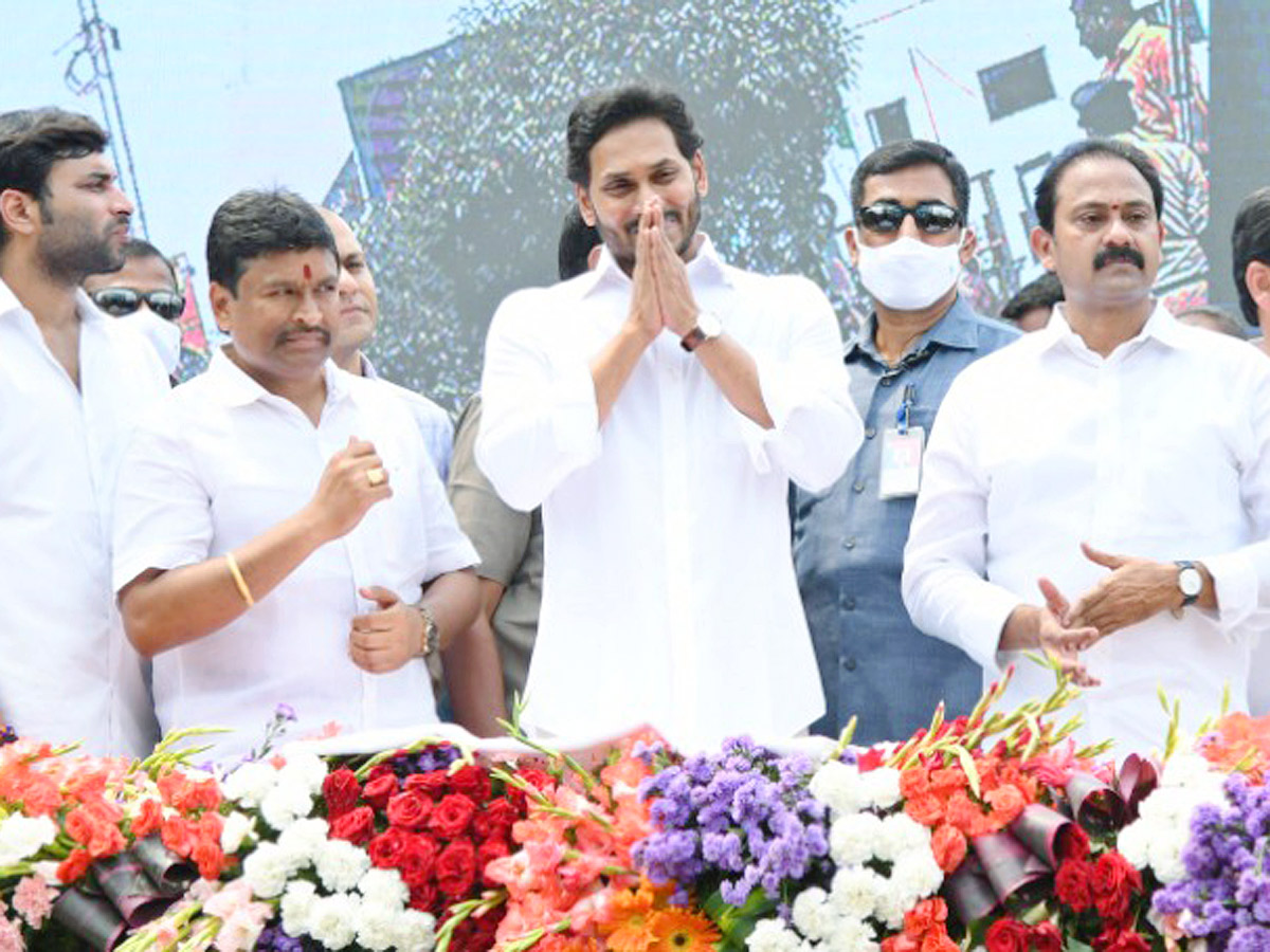 CM YS Jagan Launches Dr YSR Talli Bidda Express Vehicles in Vijayawada - Sakshi13