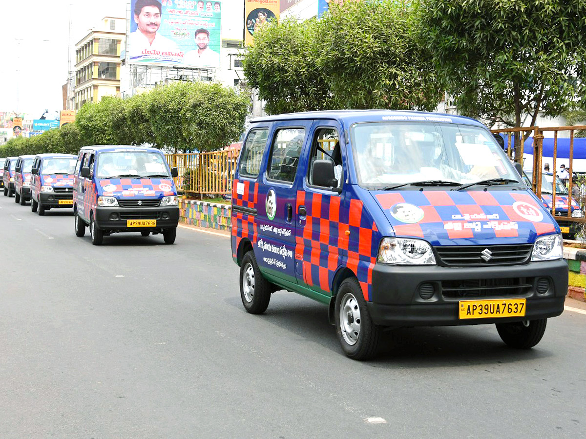 CM YS Jagan Launches Dr YSR Talli Bidda Express Vehicles in Vijayawada - Sakshi15