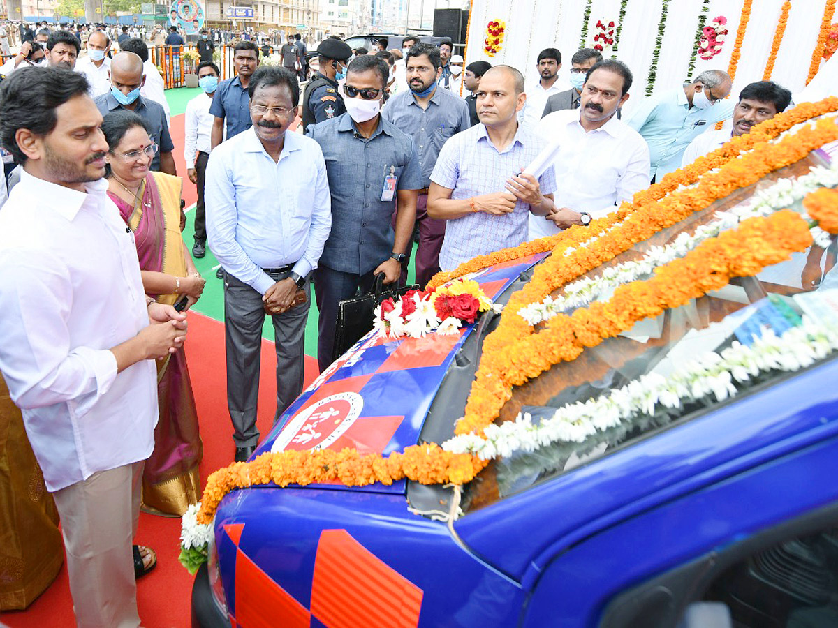 CM YS Jagan Launches Dr YSR Talli Bidda Express Vehicles in Vijayawada - Sakshi16