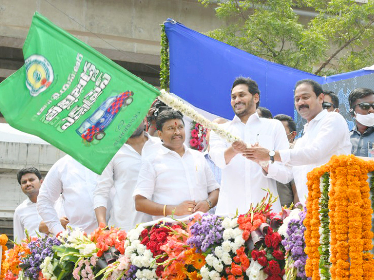 CM YS Jagan Launches Dr YSR Talli Bidda Express Vehicles in Vijayawada - Sakshi17