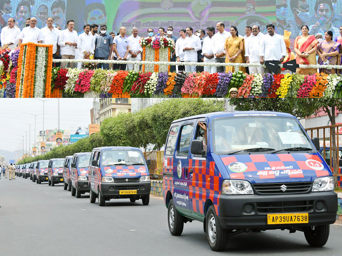 CM YS Jagan Launches Dr YSR Talli Bidda Express Vehicles in Vijayawada - Sakshi2