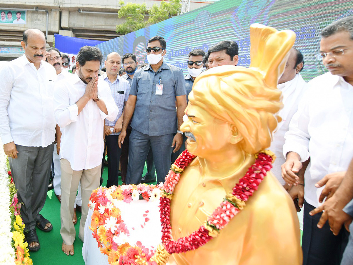 CM YS Jagan Launches Dr YSR Talli Bidda Express Vehicles in Vijayawada - Sakshi4