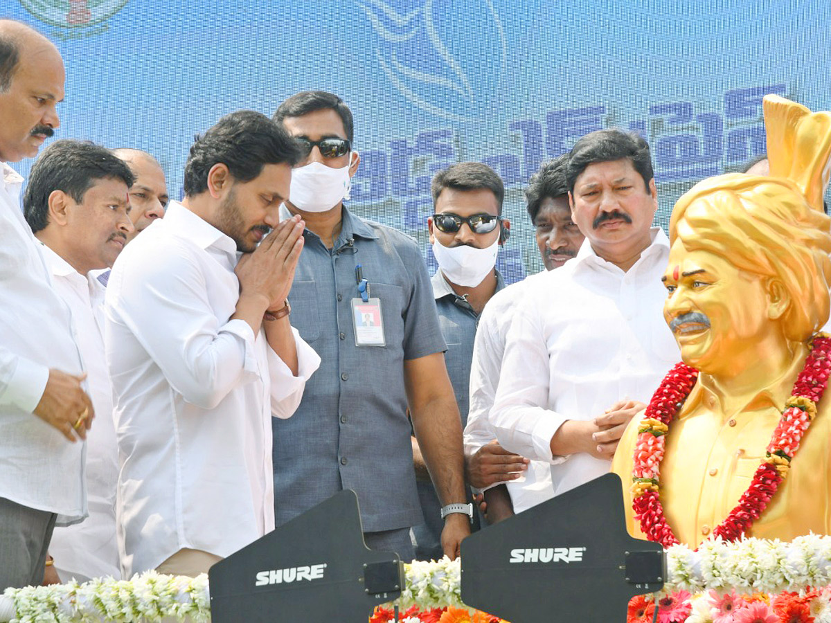 CM YS Jagan Launches Dr YSR Talli Bidda Express Vehicles in Vijayawada - Sakshi5