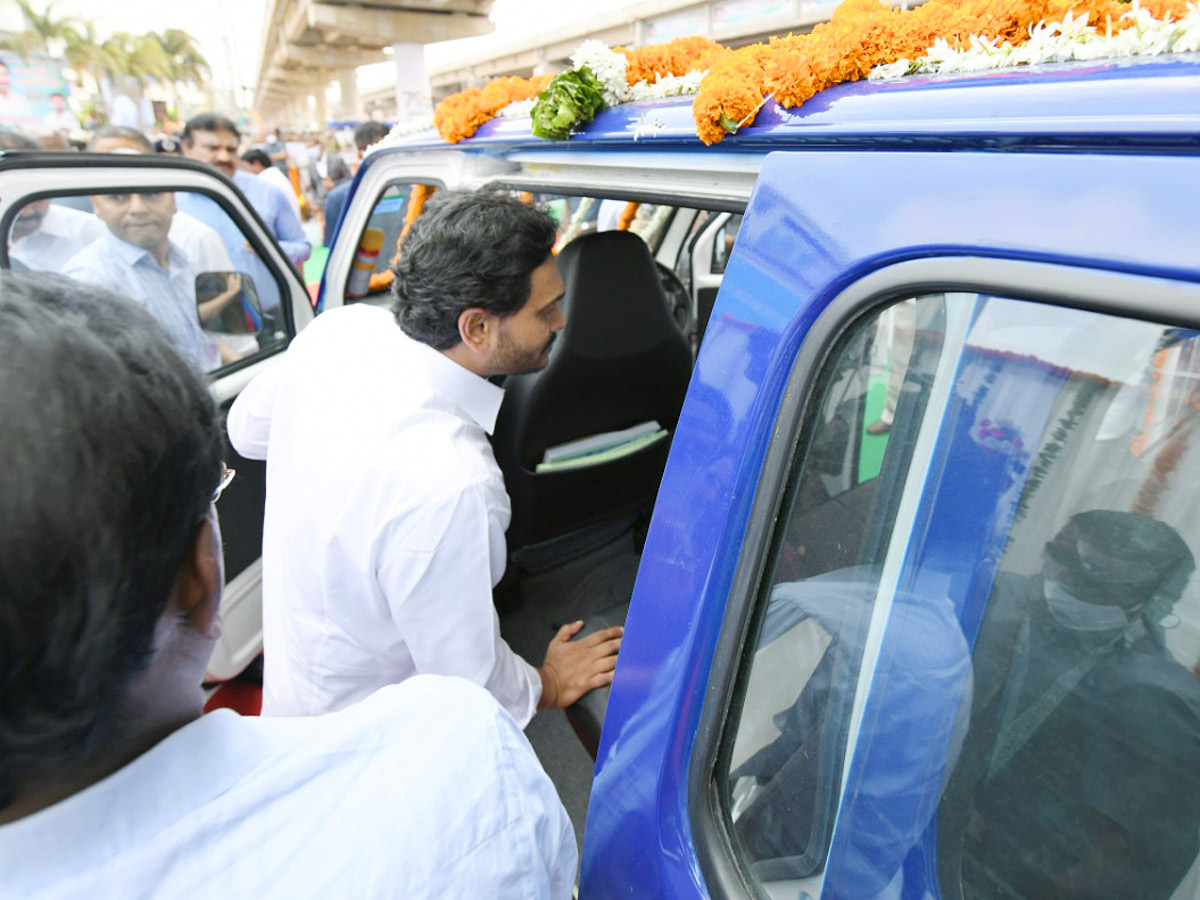 CM YS Jagan Launches Dr YSR Talli Bidda Express Vehicles in Vijayawada - Sakshi6