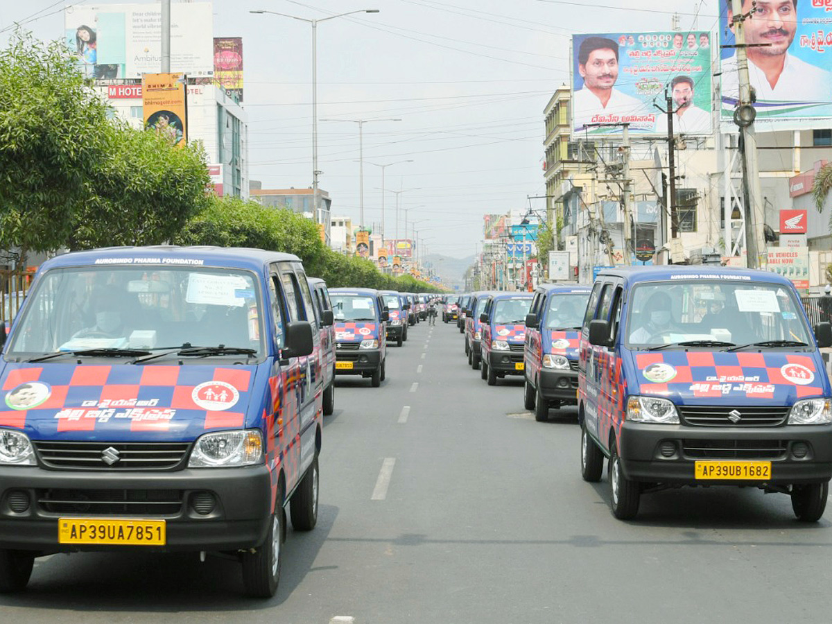 CM YS Jagan Launches Dr YSR Talli Bidda Express Vehicles in Vijayawada - Sakshi7