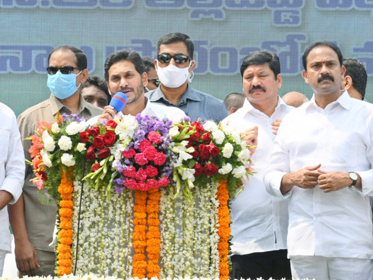 CM YS Jagan Launches Dr YSR Talli Bidda Express Vehicles in Vijayawada - Sakshi8