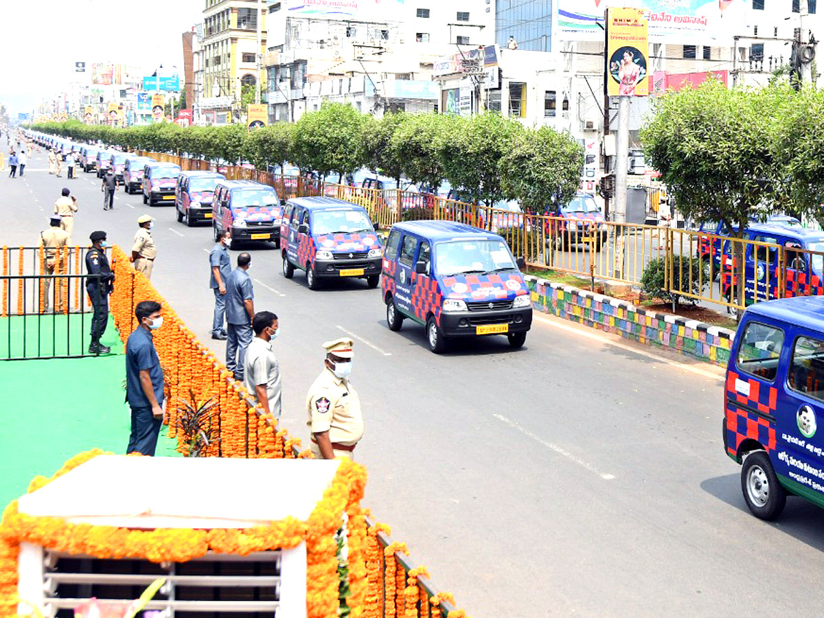 CM YS Jagan Launches Dr YSR Talli Bidda Express Vehicles in Vijayawada - Sakshi9