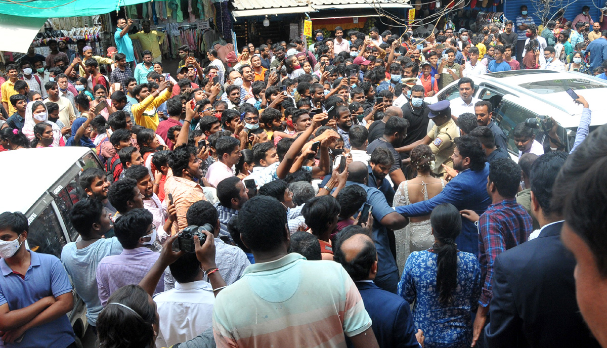 Keerthy suresh grand entry at jos alukkas shop opening  - Sakshi9