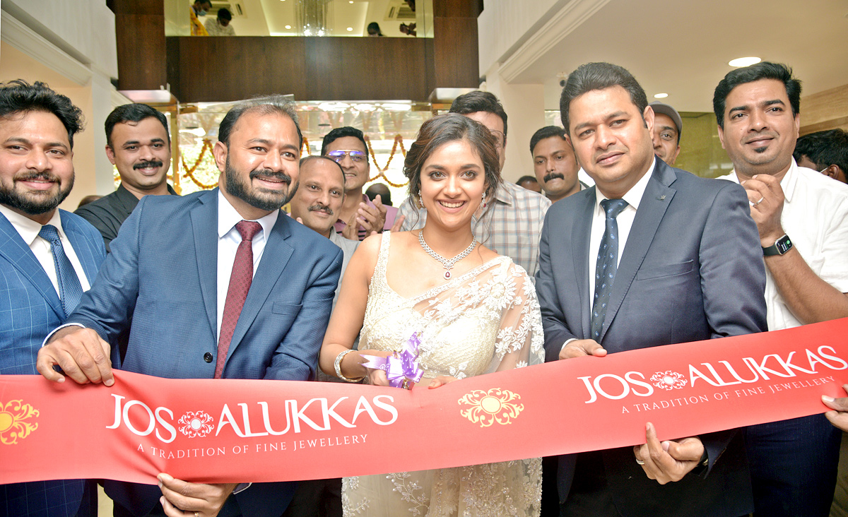 Keerthy suresh grand entry at jos alukkas shop opening  - Sakshi13