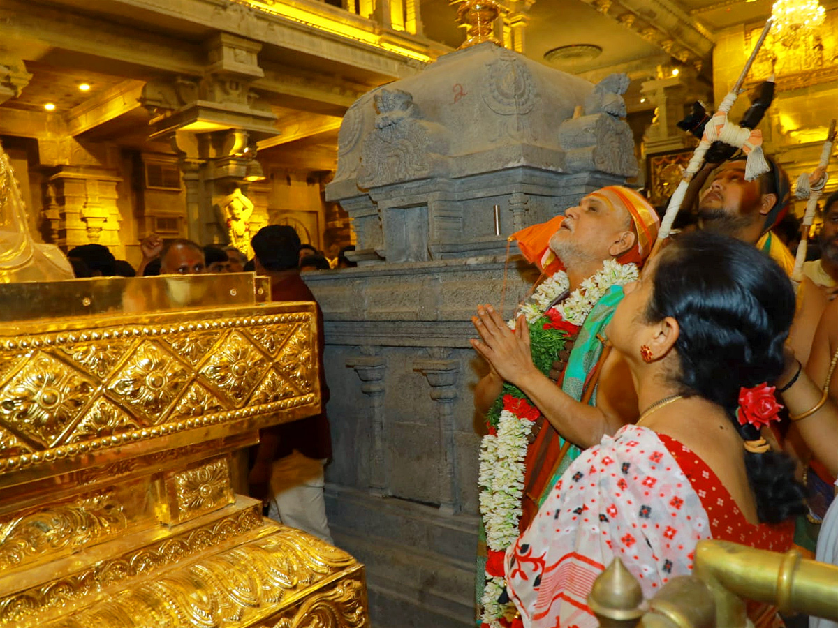 Sri Swaroopanandendra Saraswati Swami offers his Prayers at Yadadri Temple Photo Gallery - Sakshi2