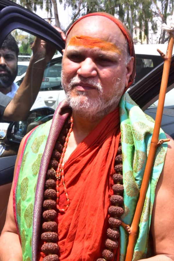 Sri Swaroopanandendra Saraswati Swami offers his Prayers at Yadadri Temple Photo Gallery - Sakshi10