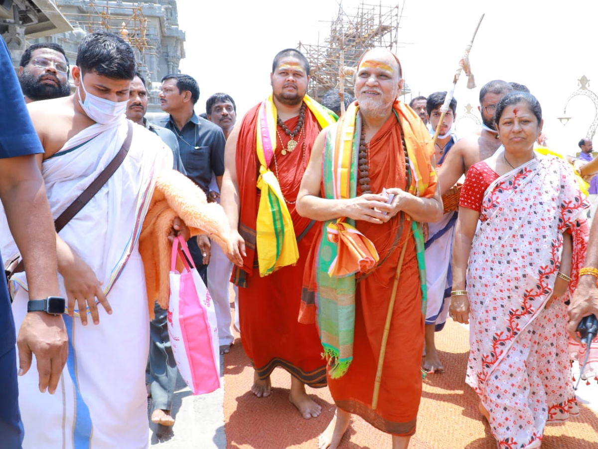 Sri Swaroopanandendra Saraswati Swami offers his Prayers at Yadadri Temple Photo Gallery - Sakshi1