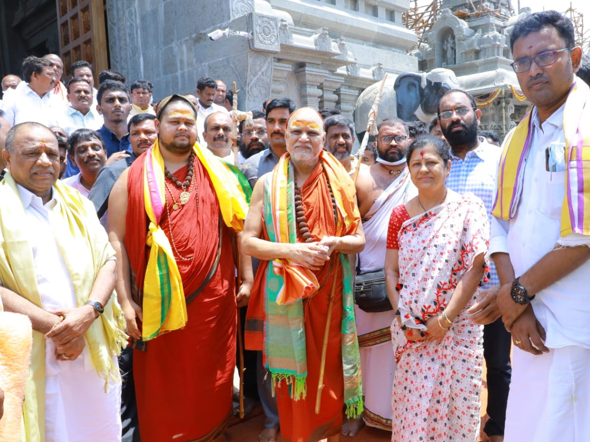 Sri Swaroopanandendra Saraswati Swami offers his Prayers at Yadadri Temple Photo Gallery - Sakshi3