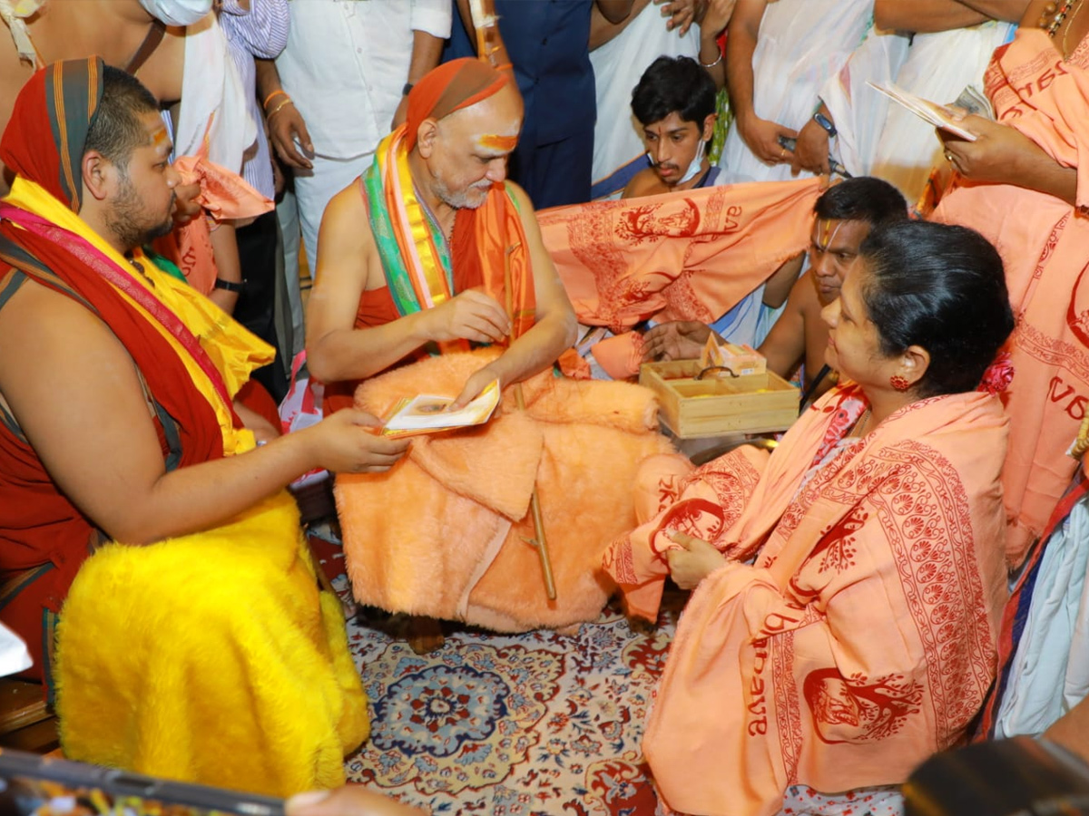 Sri Swaroopanandendra Saraswati Swami offers his Prayers at Yadadri Temple Photo Gallery - Sakshi4