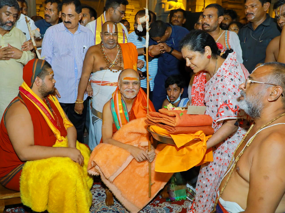 Sri Swaroopanandendra Saraswati Swami offers his Prayers at Yadadri Temple Photo Gallery - Sakshi5