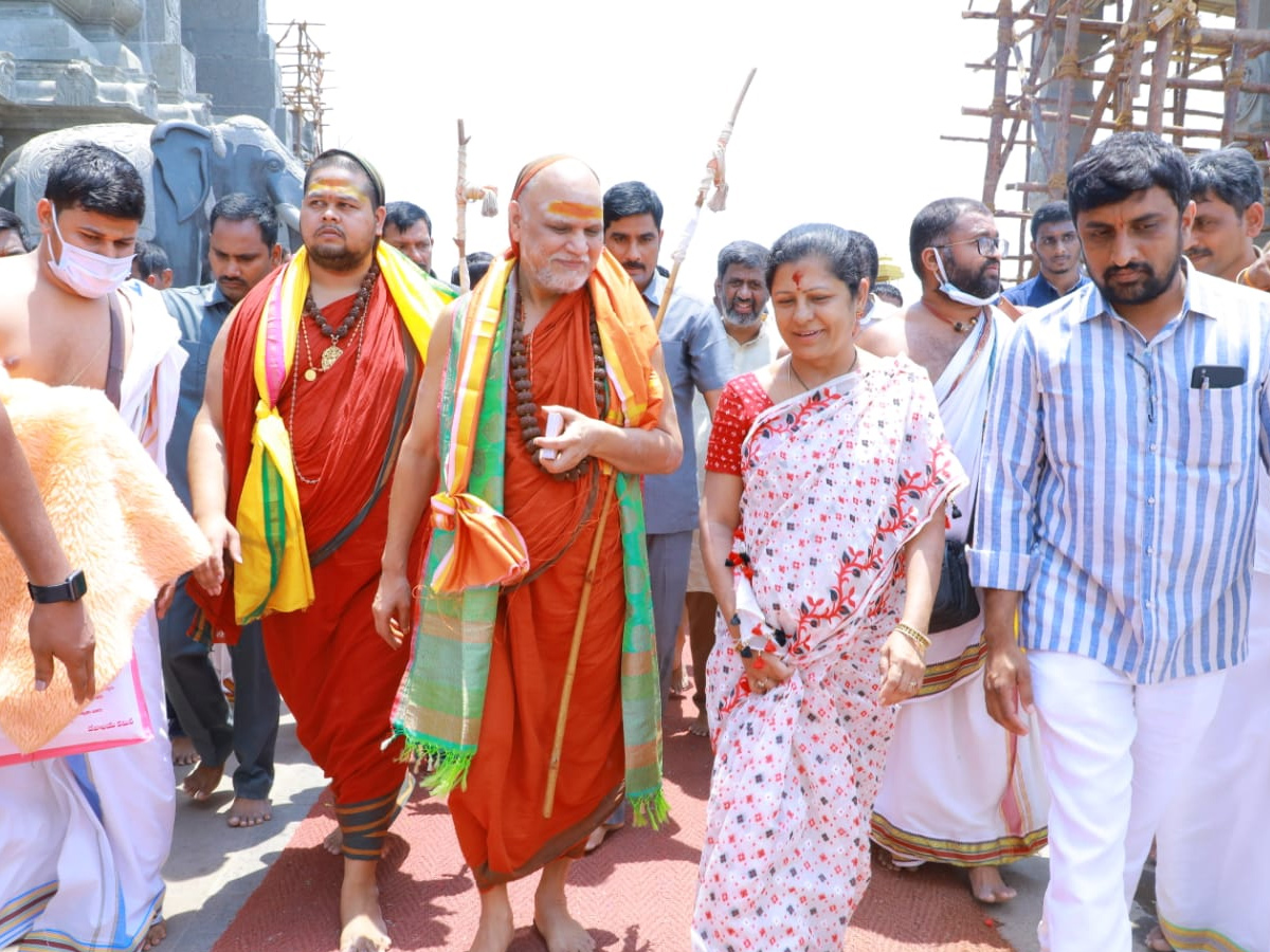 Sri Swaroopanandendra Saraswati Swami offers his Prayers at Yadadri Temple Photo Gallery - Sakshi6