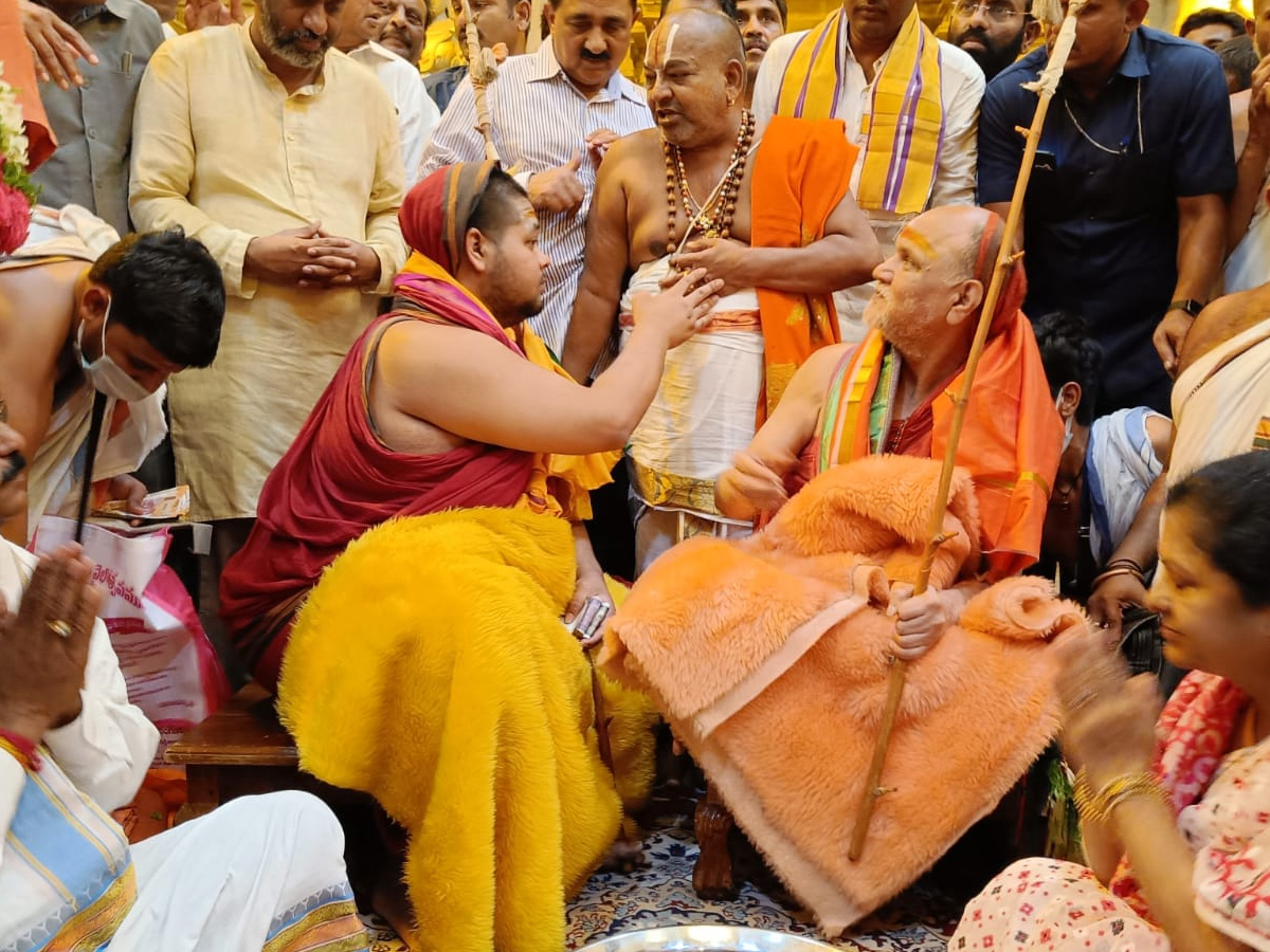 Sri Swaroopanandendra Saraswati Swami offers his Prayers at Yadadri Temple Photo Gallery - Sakshi7