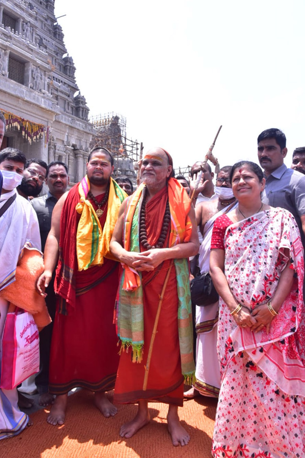 Sri Swaroopanandendra Saraswati Swami offers his Prayers at Yadadri Temple Photo Gallery - Sakshi8