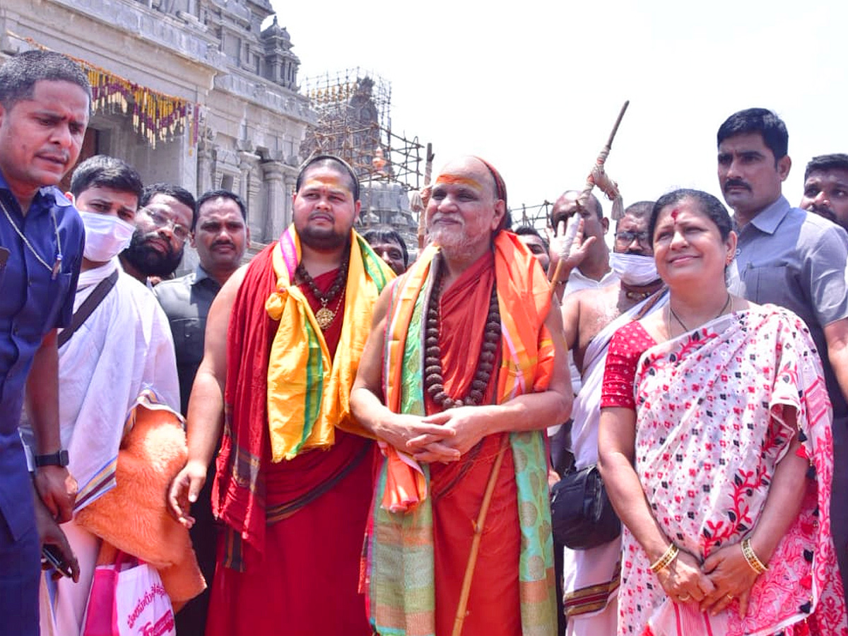 Sri Swaroopanandendra Saraswati Swami offers his Prayers at Yadadri Temple Photo Gallery - Sakshi9