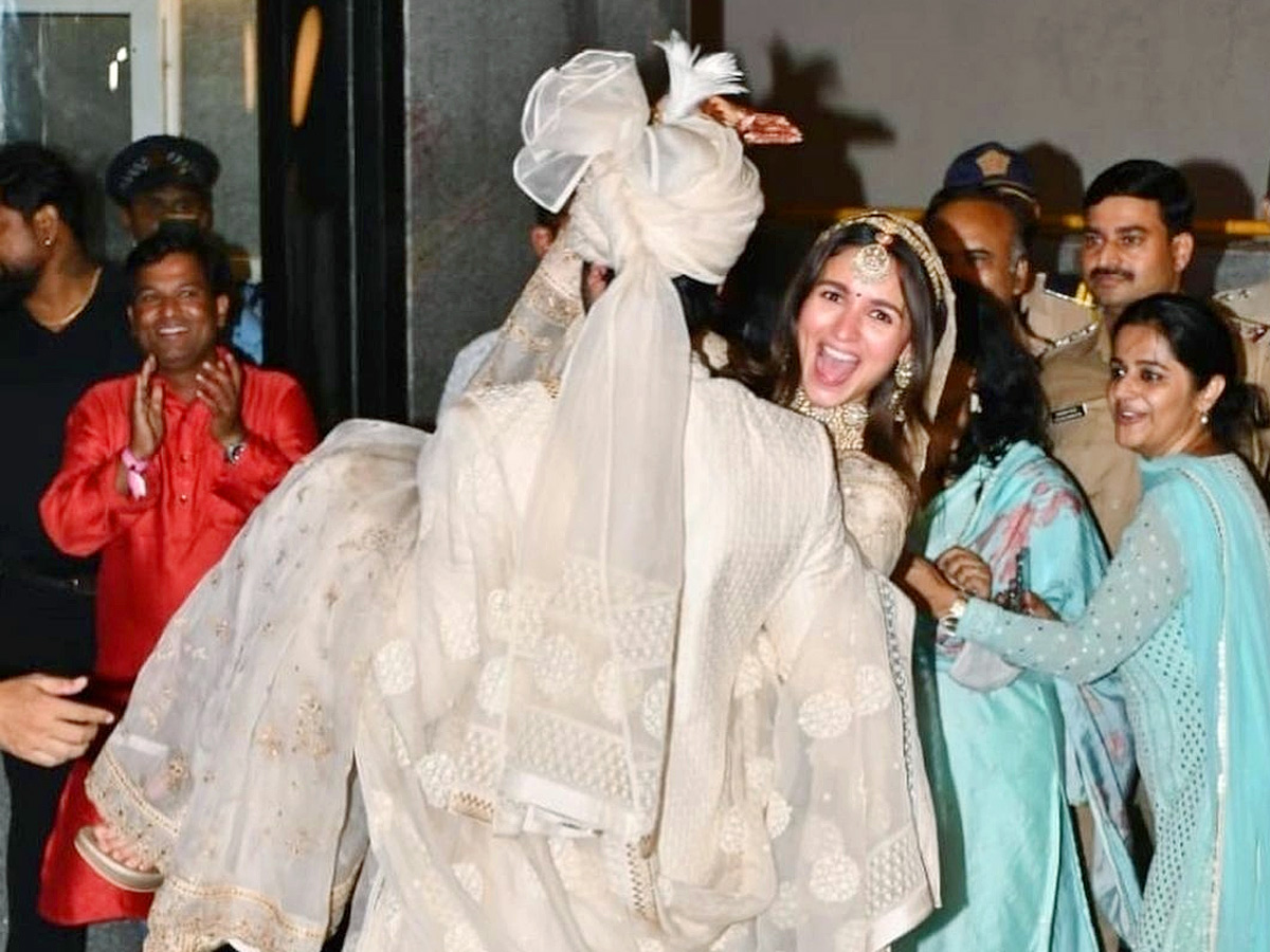 Alia Bhatt Ranbir Kapoor Wedding Photos - Sakshi9